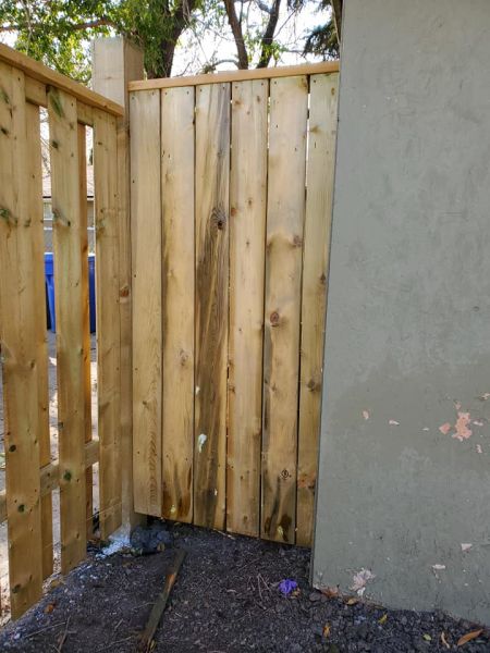 new fence, closed of by the garage