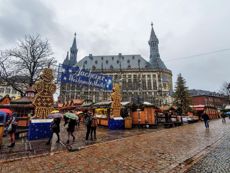 Christmas market and city hall in Aachen