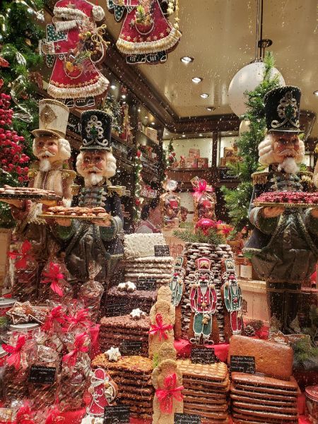 Window display of the printen (sort of gingerbread) shop Nobis