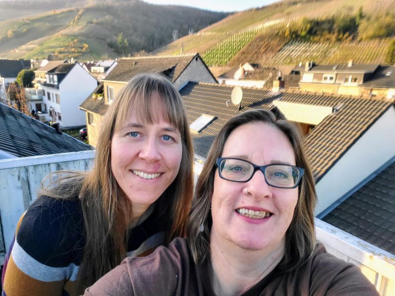 Cora and Marlies on the attic balcony of Wolke 7 at the Ahrtalferienwohnungen Ibrom in Ahrweiler