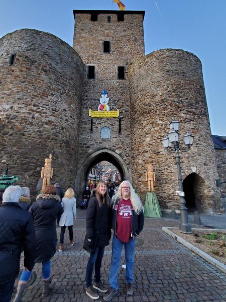 Cora and Nico in front of the Ahrtor in Ahrweiler