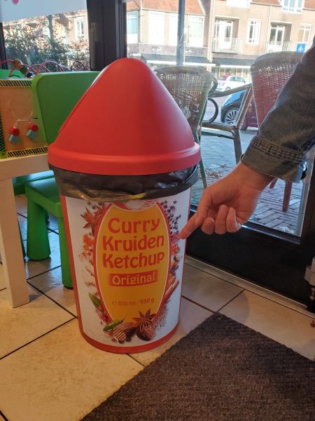 Snackbar de Eetage in Bergeijk had this garbage can in the shape of our favourite curry sauce!!