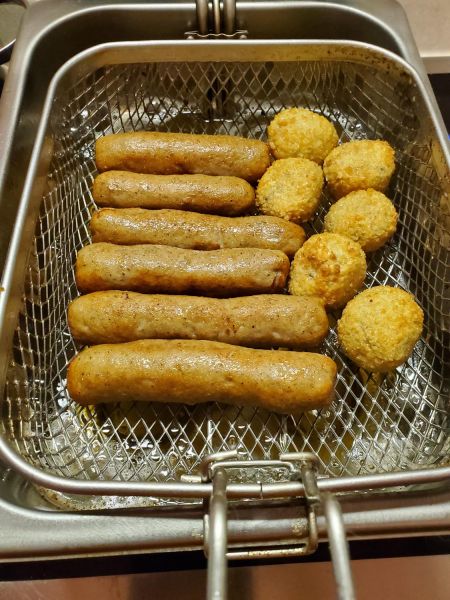 deepfrying frikandellen (made by Marlies) and bitterballen (made by Tim H)