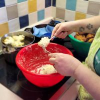 making oliebollen