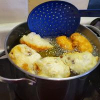turning the oliebollen