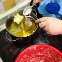 making oliebollen