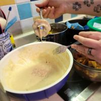 making apple beignets
